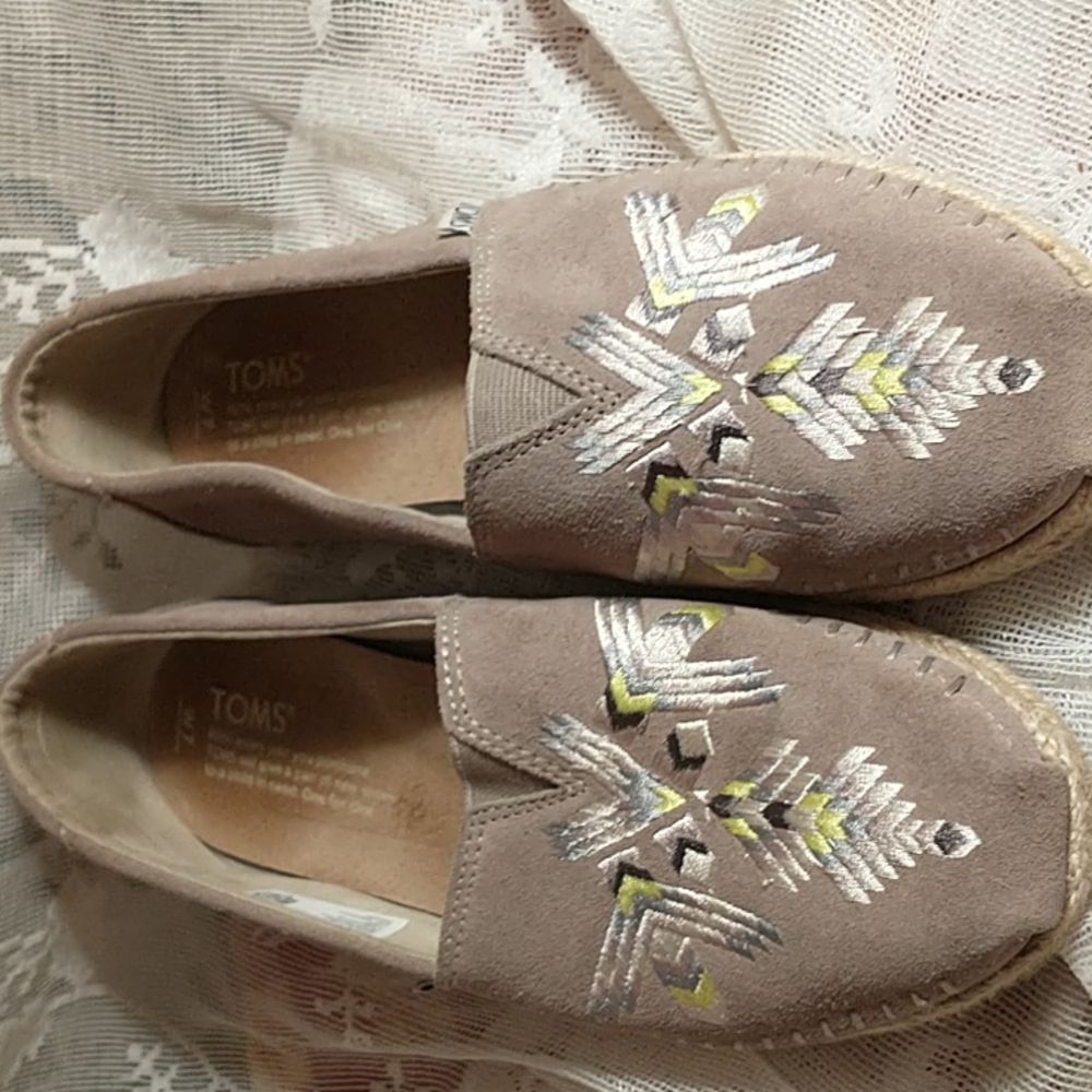 tom's taupe slip on suede espadrille 10" x 3.5 tribal embroidery on suede size 7